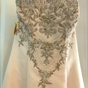 Beautiful wedding gown never worn